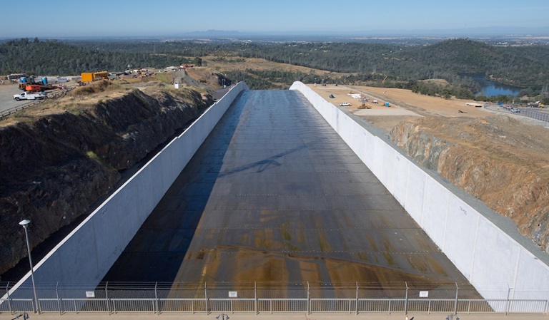 A view of the Lake Oroville main spillway in Butte County, California. The spillway gates are designed with seals to minimize leakage around the edges of the gate. This modest leakage is beneficial with respect to reducing friction when the gates are operated. 