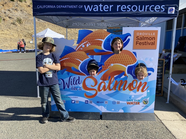 Children at the DWR booth during the 2022 Oroville Salmon Festival 
